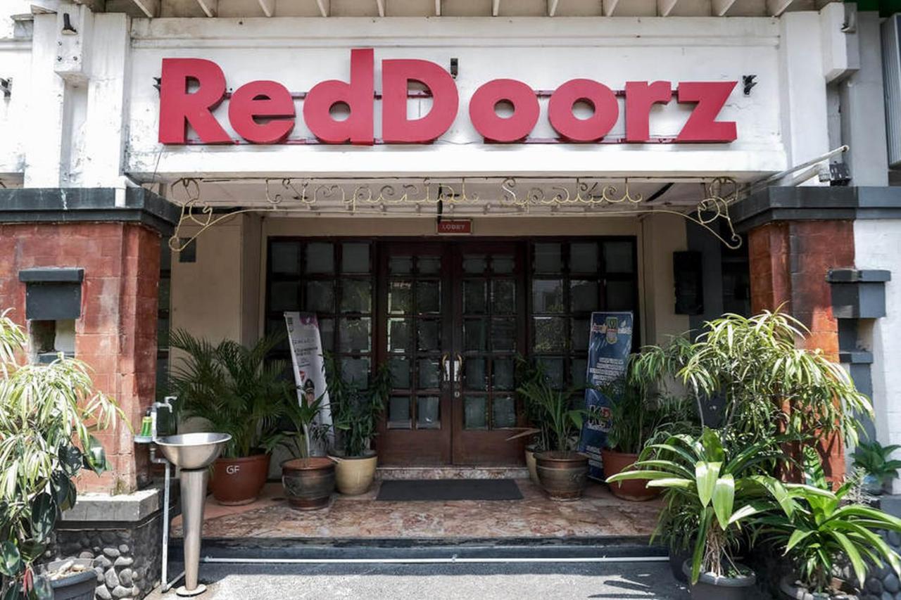 Готель Reddoorz Near Waterboom Lippo Чікаранґ Екстер'єр фото